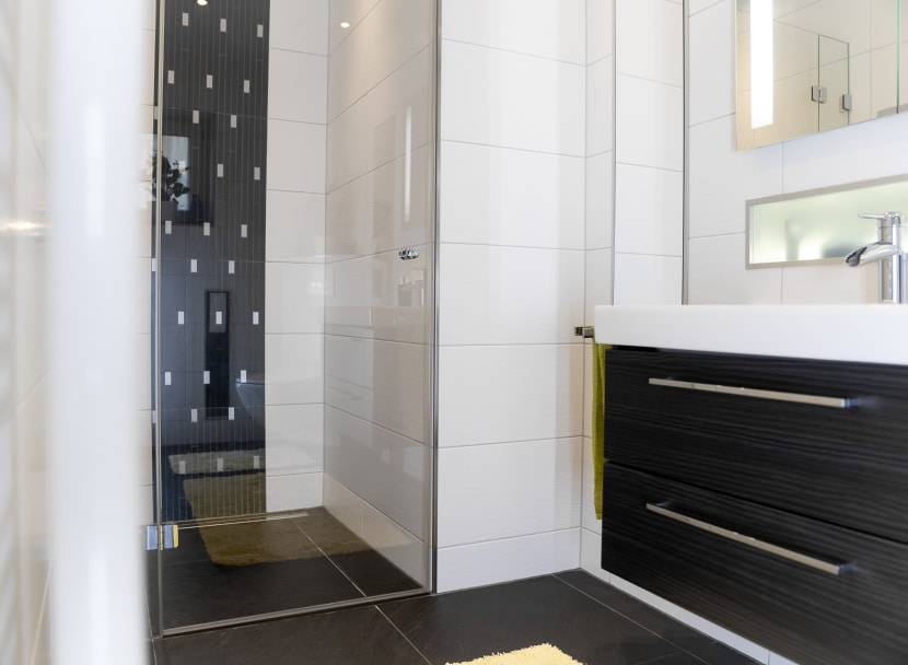 Modernes Badezimmer mit begehbarer Dusche