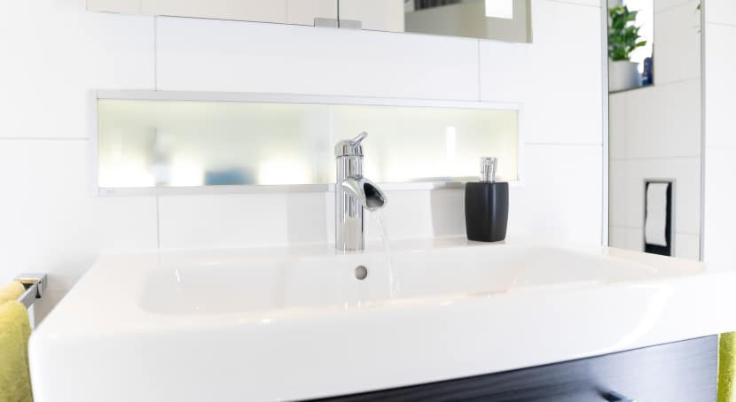 Klassisches Waschbecken mit Unterschrank