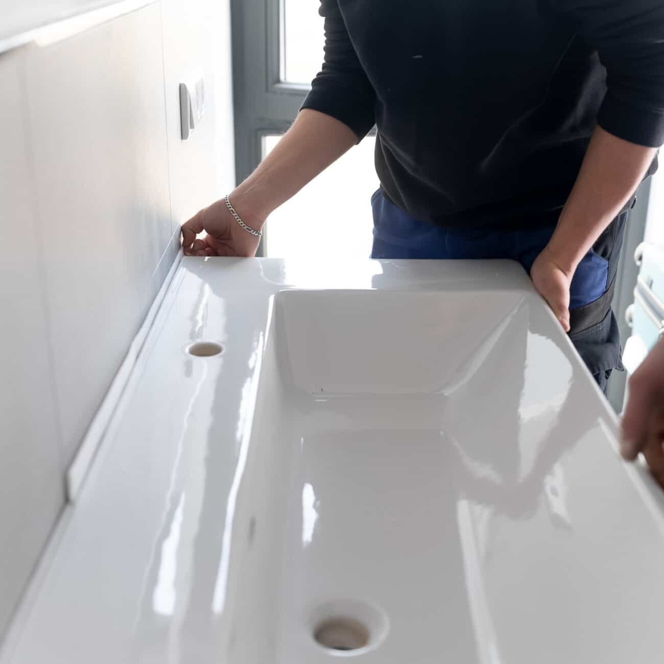 Montage weißes Waschbecken - Gebrüder Queitsch GmbH Moers