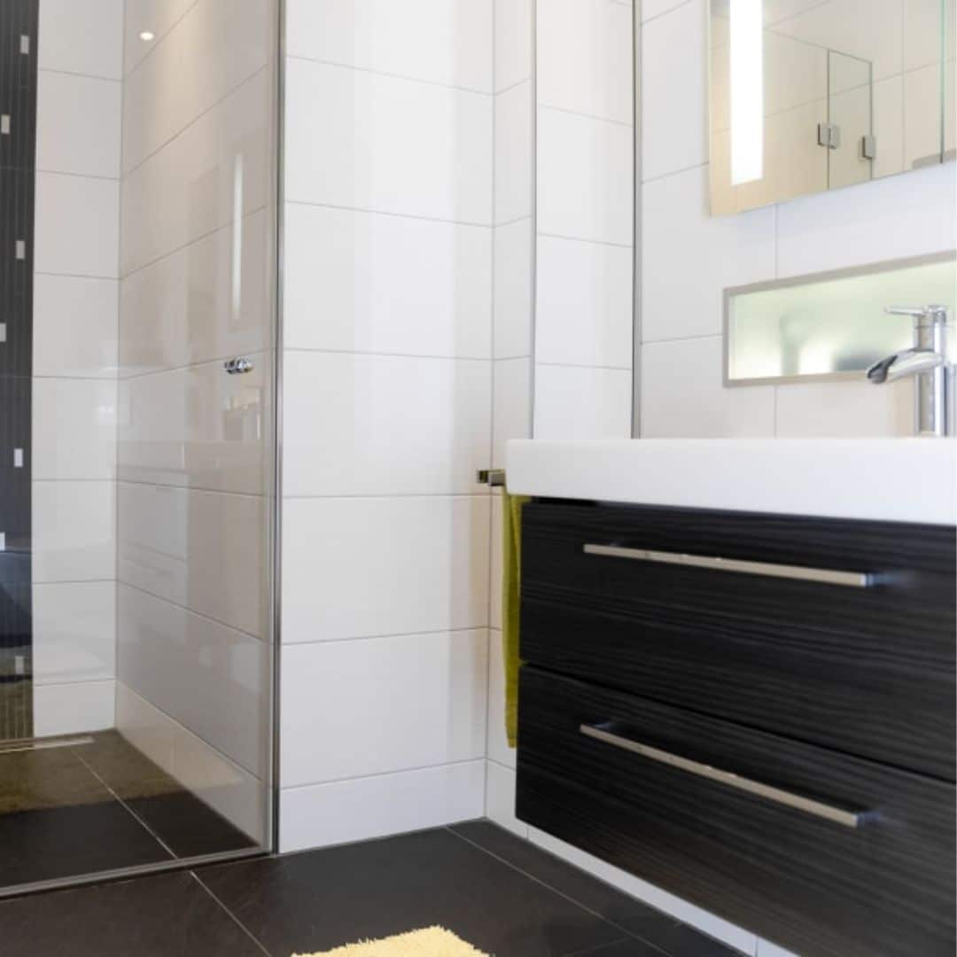 Referenzen, Erfahrungen, Schulterblick Gebrüder Queitsch GmbH Moers und in der Nähe - Badezimmer weiß, grau