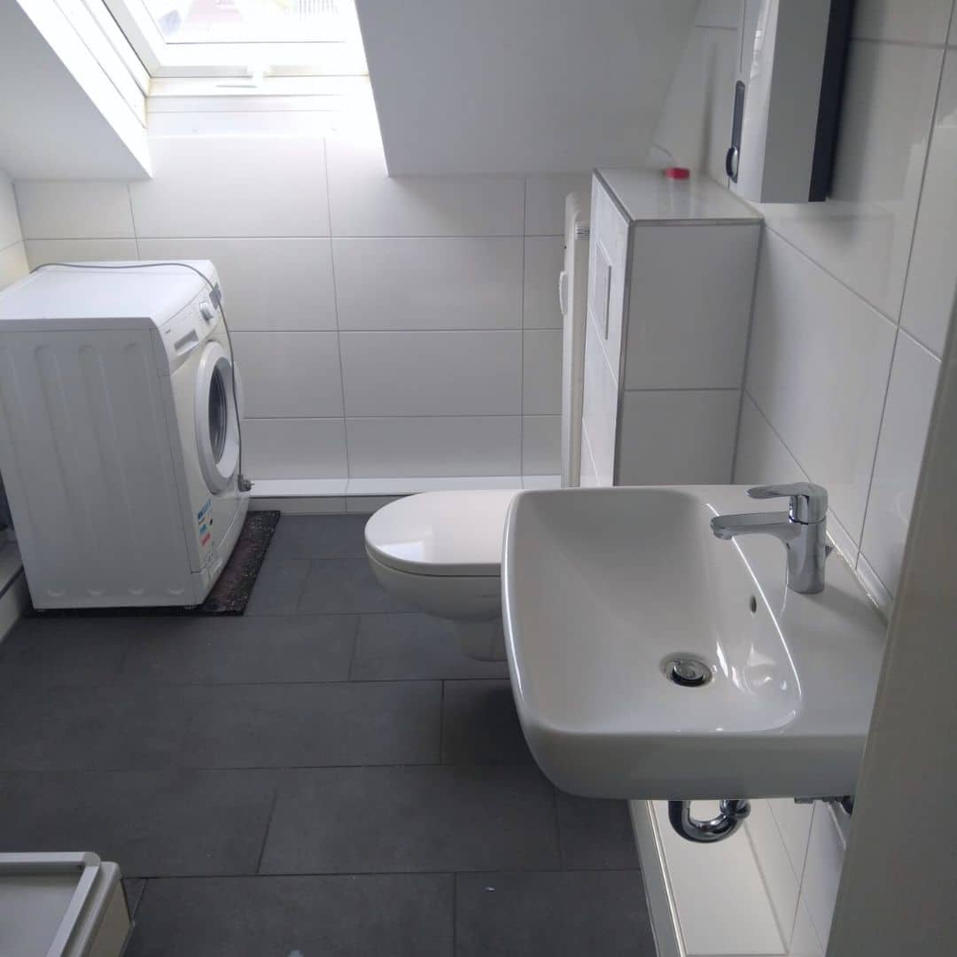 Referenzen, Erfahrungen, Schulterblick Gebrüder Queitsch GmbH Moers und in der Nähe - Badezimmer unter Dachschräge standard