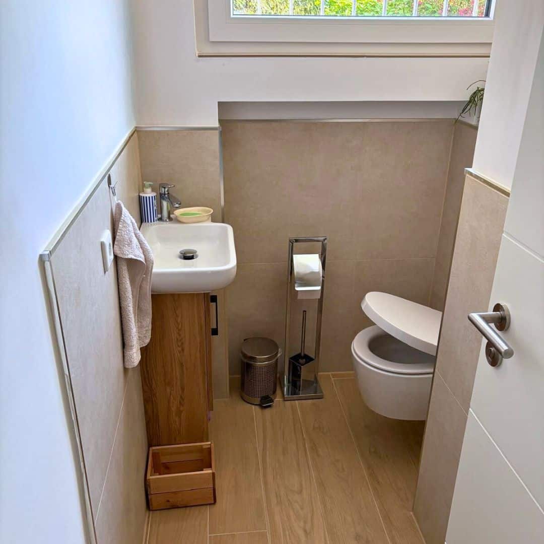 Referenzen, Erfahrungen, Schulterblick Gebrüder Queitsch GmbH Moers und in der Nähe - Gäste-WC Holz
