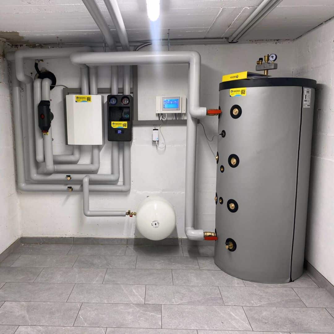 Referenzen, Erfahrungen, Schulterblick Gebrüder Queitsch GmbH Moers und in der Nähe - Heizungsraum Lambda Wärmepumpe